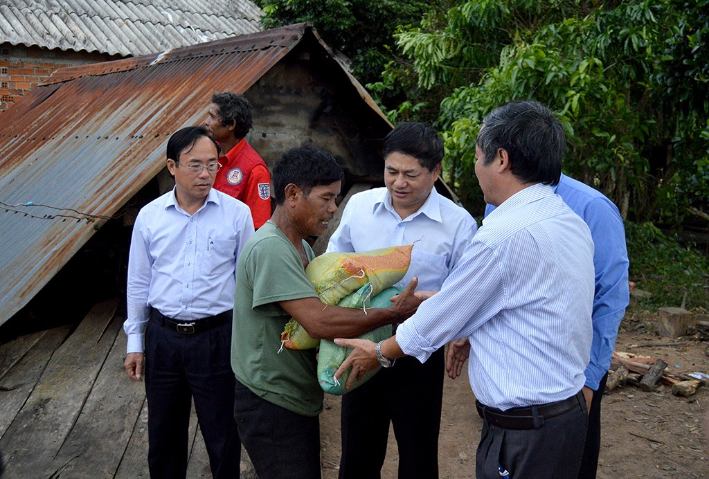 Đoàn công tác của Thường trực Tỉnh ủy thăm hỏi và tặng quà các gia đình bị thiệt hại do cơn bão số 12 tại huyện M’Drắk